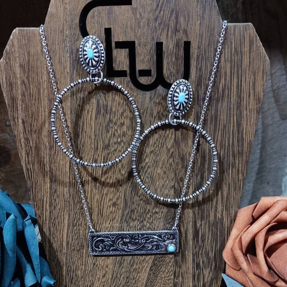 NEW SILVER STRIKE women's floral pendant necklace and earring set in silver